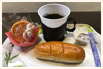 100円(コーヒーとパン、お菓子)